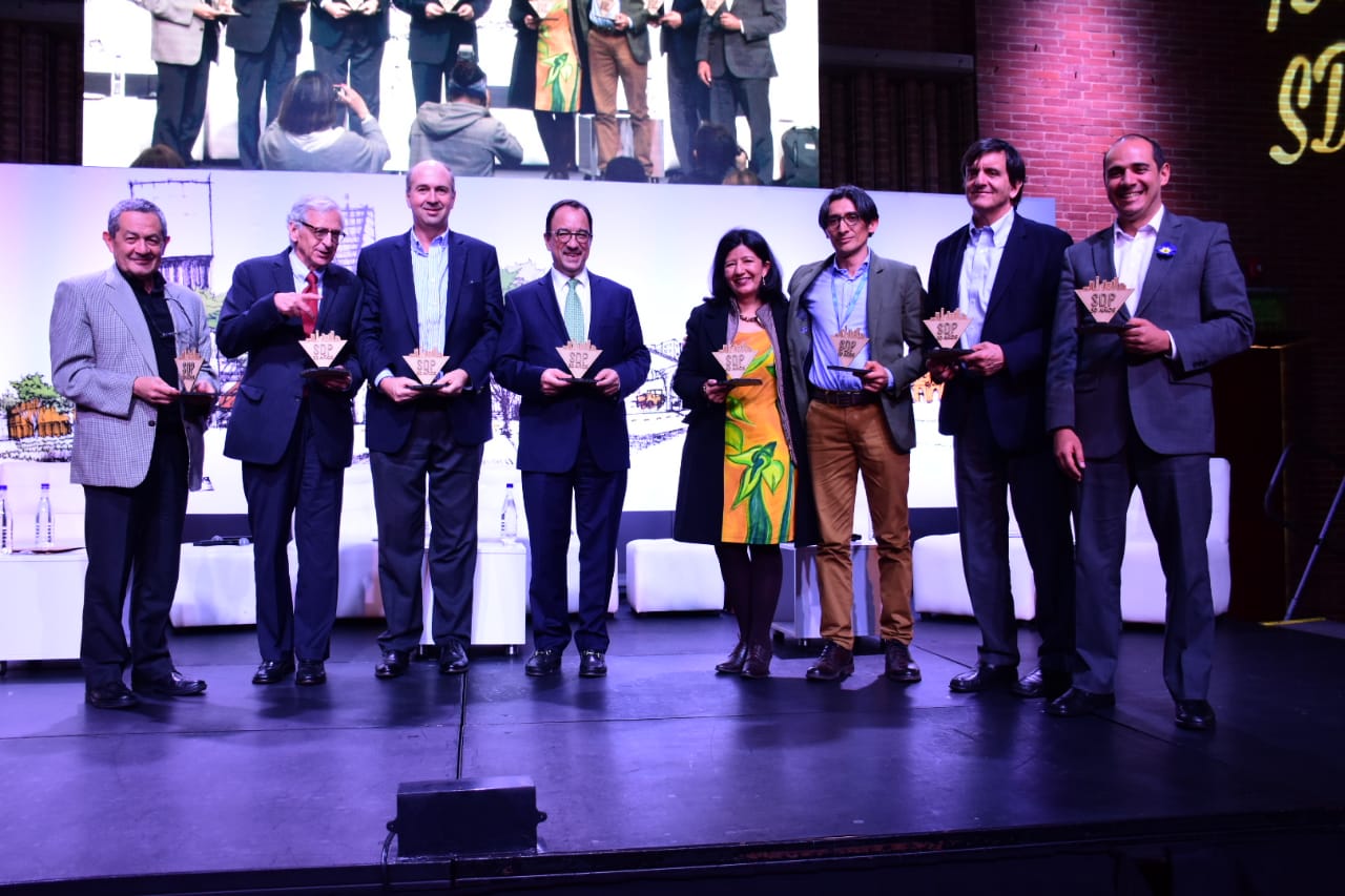 Al final, los expertos recibieron un reconocimiento por su participación en el conversatorio “La Planeación en la construcción de ciudad y ciudadanos”.