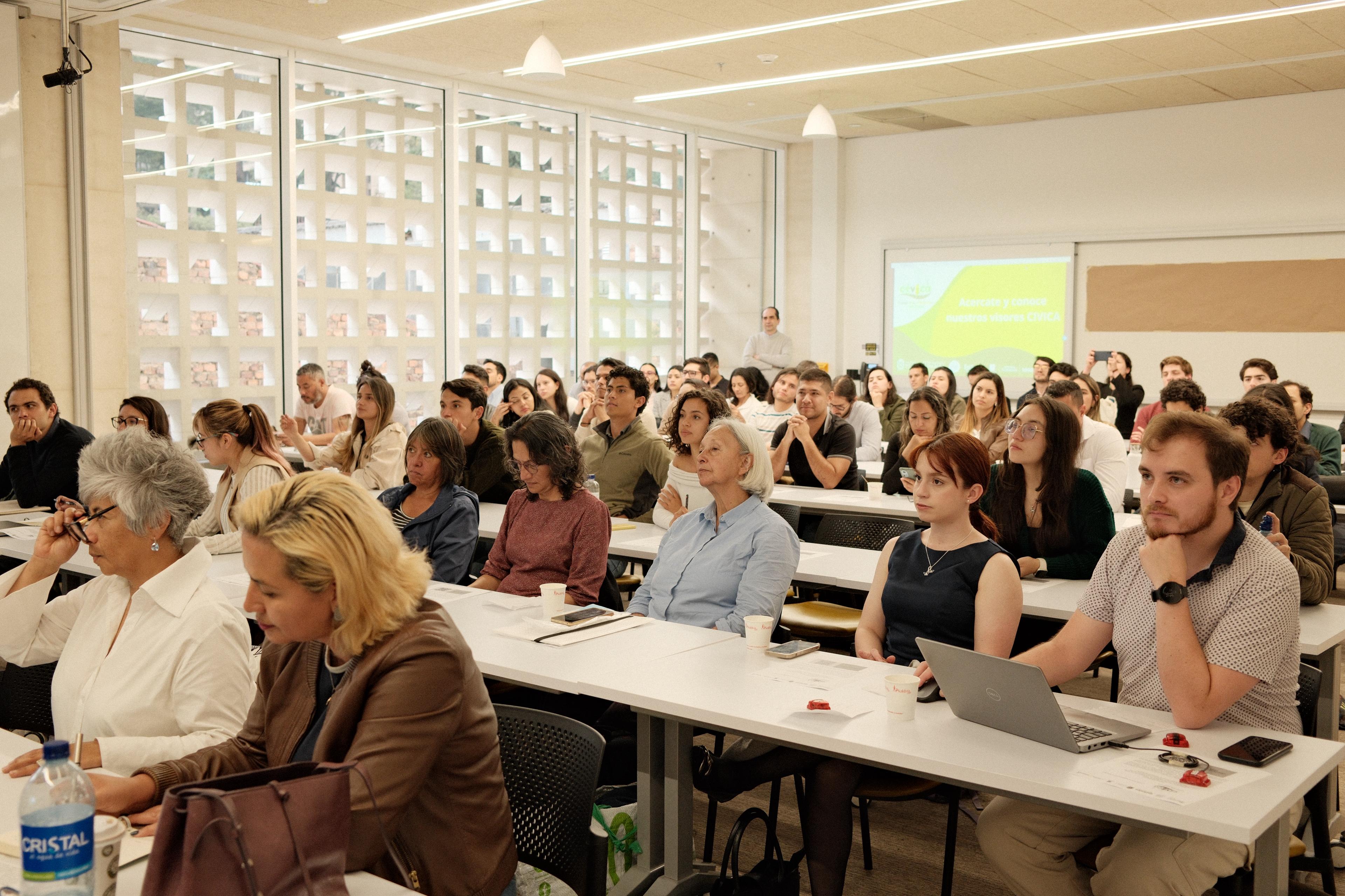 Asistentes en la entrega de resultados del proyecto Ciudad Viva Inteligente y Conectada (CÍVICA)