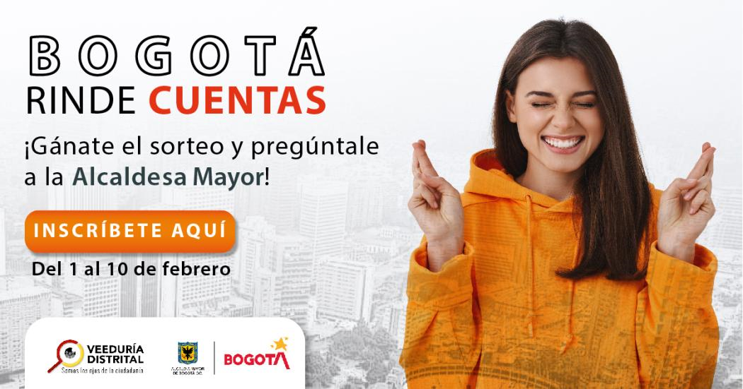 Mujer sonriente con sus dedos cruzados