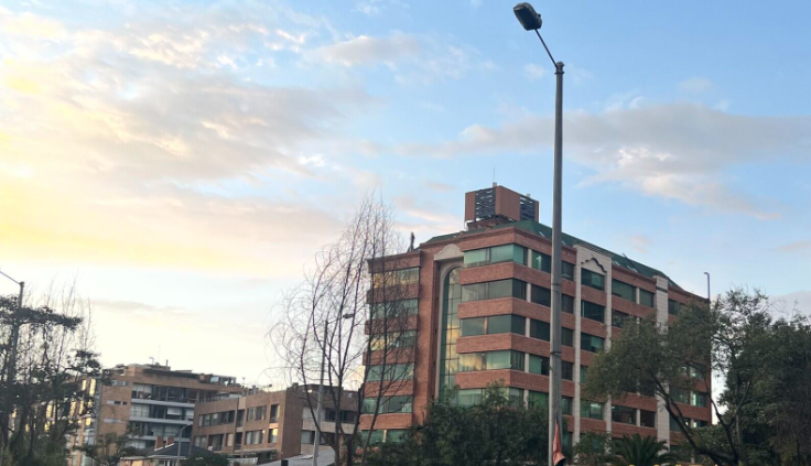 Edificio con infraestructura de comunicaciones.