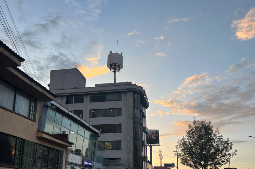 Edificiio con infraestructura de telecomunicaciones