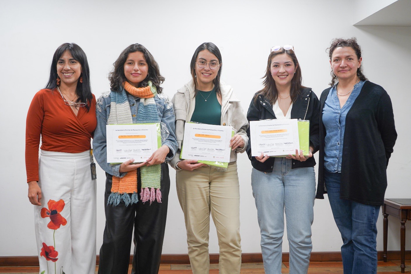 Estudiantes de la Facultad de Arquitectura de la Universidad de los Andes la  con diplomas