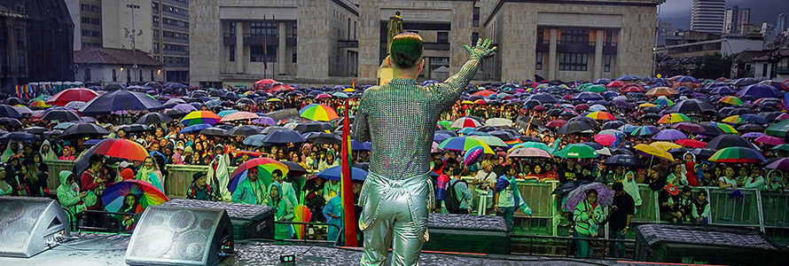 Comunidad LGBTI reunida en la Plaza de Bolivar