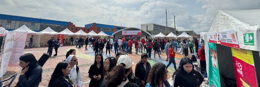 Personas en feria de servicios