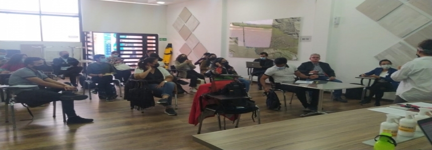 Funcionarios reunidos con la ciudadanía