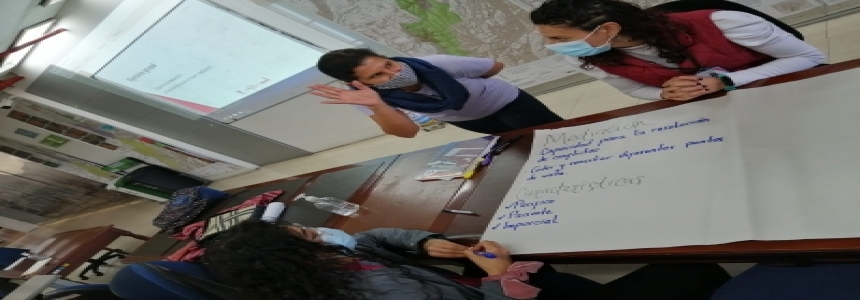 Funcionarias dialogando con la ciudadana