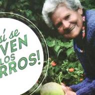 Mujer de la tercera edad junto a un cultivo