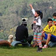 Grupo de niños jugando en los cerros orientales
