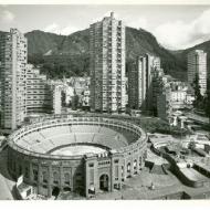 Vista del conjunto de Bienes de Interés Cultural conformado por la Plaza de Toros de La SantaMaría, el Parque de La Independencia y el Conjunto Residencial Torres del Parque, con vista a los cerros orientales de la ciudad