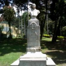 Busto de Carlos Martínez Silva, instalado sobre un esbelto pedestal que descansa sobre un par de escalinatas