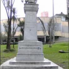 Busto en mármol blanco sobre pedestal del mismo material