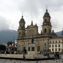 Estatua de Simón Bolivar, erigida sobre un pedestal en piedra y una placa flotante en concreto, en el centro de la Plaza de Bolívar