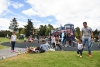 Padre de familia jugando con sus hijos en un parque