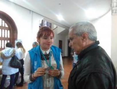 Funcionaria SDP conversando con la comunidad en la Socialización POT Localidad Barrios Unidos