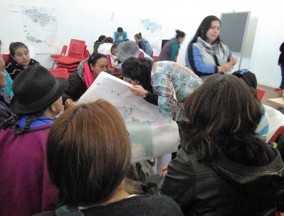 Mesa de trabajo con las mujeres asistentes a la Socialización POT