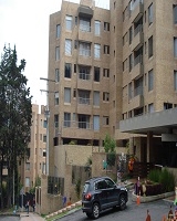 Imagen de conjunto residencial de apartamentos, al frente con una vía vehicular. 