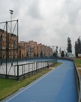 Imagen de una zona deportiva - patinodromo, rodeado de zona verde. 