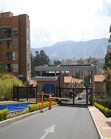 Imagen de entrada vehicular  a un conjunto residencial de apartamentos. 