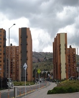 Imagen con avenida vehicular en el centro y a los lados edificaciones de conjuntos de apartamentos. 