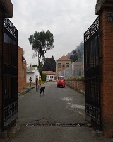 La imagen muestra la entrada vehicular a un institución educativa 