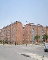 Imagen que centra un conjunto residencial de apartamentos con pequeños senderos verde, además de estar rodeado por vías vehiculares y caminos peatonales.  