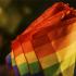 Bandera de diversidad sexual enrollada