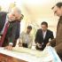 alcalde de Bogotá, Enrique Peñalosa, firmando el decreto que da vía libre a Lagos de Torca