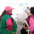 Tres mujeres analizando un mapa del Plan de Ordenamiento Territorial en un tablero