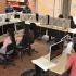 Estudiantes en sala de sistemas equipos Mac