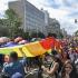 Personas marchando con una bandera LGBTI por la carrera 7a