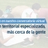 Personas escribiendo en pliego de papel blanco