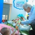 Alcalde Enrique Peñalosa consintiendo varios bebes
