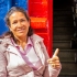 Mujer con pulgar arriba
