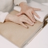 Manos de persona leyendo lenguaje Braille