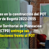 Mujer con tapabocas exponiendo mapas de Bogotá