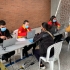 Funcionarios y funcionarios atendiendo a la ciudadanía