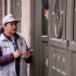 Funcionaria SISBEN en la puerta de una vivienda