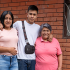 Familia abrazada