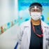 Médico con bata, tapabocas y careta