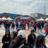 Personas en feria de servicios