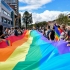 Comunidad LGBTI extendiendo bandera muy grande -día