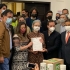 Secretaria de Planeación, María Mercedes Jaramillo y funcionarios haciendo entrega de toda la documentación del POT al Concejo de Bogotá