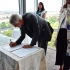 Alcalde mayor firmando el pacto
