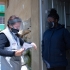Encuestadora Sisbén visitando entrevistando ciudadana en su hogar.