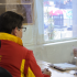 Imagen de funcionario atendiendo a ciudadano