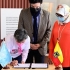 Alcaldesa, Claudia López, firmando documento