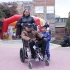 Mujer junto a joven en silla de ruedas y  niño
