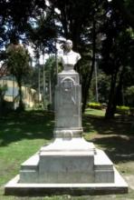 Busto de Carlos Martínez Silva, instalado sobre un esbelto pedestal que descansa sobre un par de escalinatas