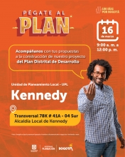 Hombre afrodescendiente invitando a participar