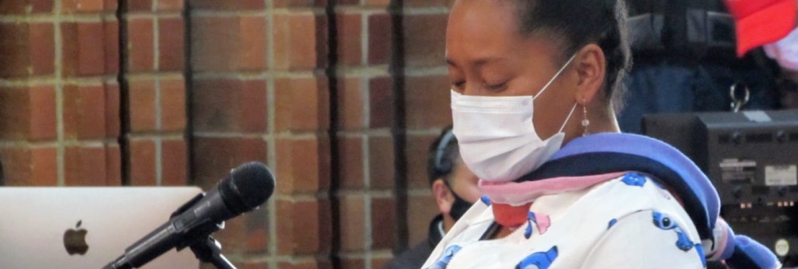 Mujer afrodescendiente con tapabocas en diálogo ciudadano